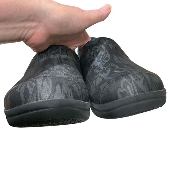 CROCS Neria Pro II Graphic Rose Slip Resistant Clog Black Floral Women's Size 9 - Picture 7 of 11